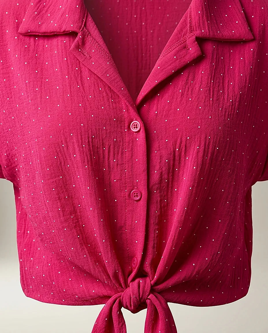 Cămașă de damă elegantă fucsia cu detalii strălucitoare, mânecă scurtă și nod în talie, stil casual-chic