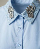 Cămașă elegantă damă baby blue cu guler din dantelă și aplicații strălucitoare de cristale, stil office-chic