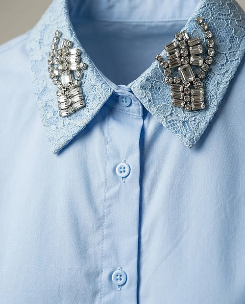 Cămașă elegantă damă baby blue cu guler din dantelă și aplicații strălucitoare de cristale, stil office-chic