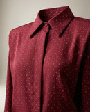 Cămașă elegantă de damă bordo cu detalii strălucitoare, mânecă lungă și umeri structurați, stil vintage chic