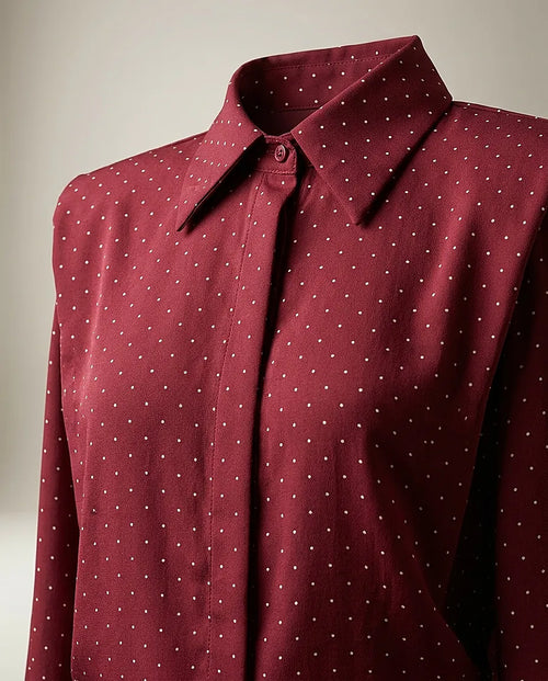 Cămașă elegantă de damă bordo cu detalii strălucitoare, mânecă lungă și umeri structurați, stil vintage chic