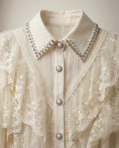Cămașă elegantă de damă ivory cu dantelă și volane, guler decorat cu perle și cristale, stil romantic victorian