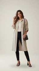 Cămașă lungă tip rochie de damă bej, stil trench lejer cu mâneci reglabile și buzunare, perfectă pentru ținute casual-elegante