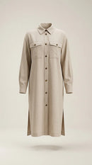 Cămașă lungă tip rochie de damă bej, stil trench lejer cu mâneci reglabile și buzunare, perfectă pentru ținute casual-elegante