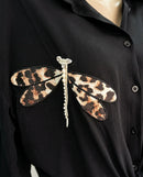 Cămașă neagră de damă elegantă cu aplicație libelulă animal print și perle, stil casual-chic, cu nod în talie