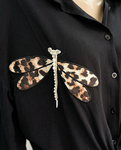 Cămașă neagră de damă elegantă cu aplicație libelulă animal print și perle, stil casual-chic, cu nod în talie