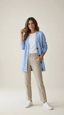 Cardigan lung de damă, albastru deschis, cu decolteu în v și nasturi maro contrastanți, stil casual