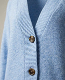 Cardigan lung de damă, albastru deschis, cu decolteu în v și nasturi maro contrastanți, stil casual