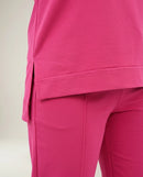 Compleu damă casual-elegant fucsia din bumbac, format din bluză lejeră și pantaloni drepți cu slit la gleznă