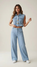 Compleu damă din denim albastru deschis, format din vestă cropped cu nasturi decorativi și pantaloni largi tip wide-leg