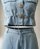 Compleu damă din denim albastru deschis, format din vestă cropped cu nasturi decorativi și pantaloni largi tip wide-leg