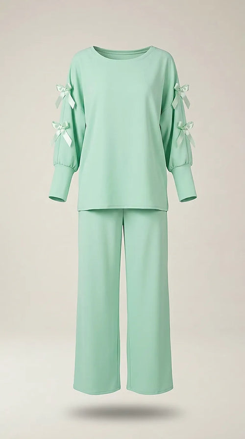 Compleu damă din două piese verde mentă, bluză cu decupaje și fundițe pe mâneci și pantaloni largi, stil casual-elegant