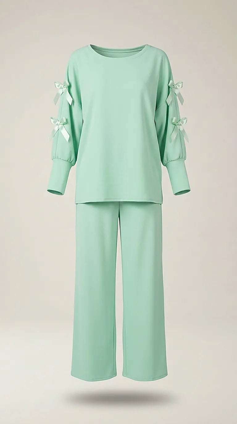 Compleu damă din două piese verde mentă, bluză cu decupaje și fundițe pe mâneci și pantaloni largi, stil casual-elegant