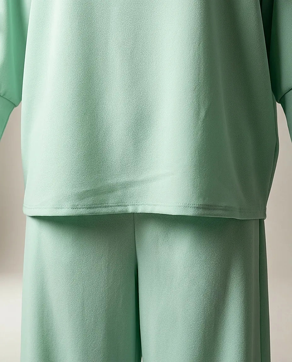 Compleu damă din două piese verde mentă, bluză cu decupaje și fundițe pe mâneci și pantaloni largi, stil casual-elegant