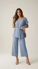 Compleu damă elegant din două piese, culoare baby blue, cu bluză lejeră cu cordon și pantaloni culoți din material creponat