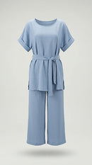 Compleu damă elegant din două piese, culoare baby blue, cu bluză lejeră cu cordon și pantaloni culoți din material creponat