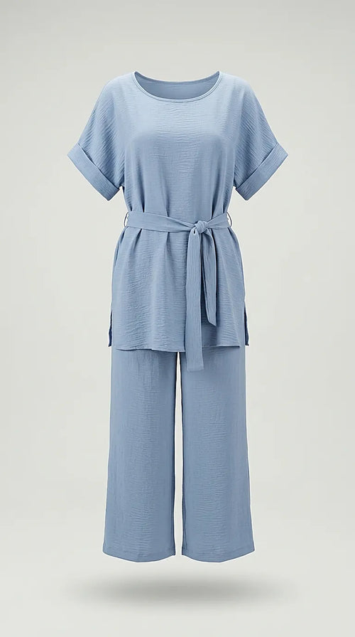 Compleu damă elegant din două piese, culoare baby blue, cu bluză lejeră cu cordon și pantaloni culoți din material creponat