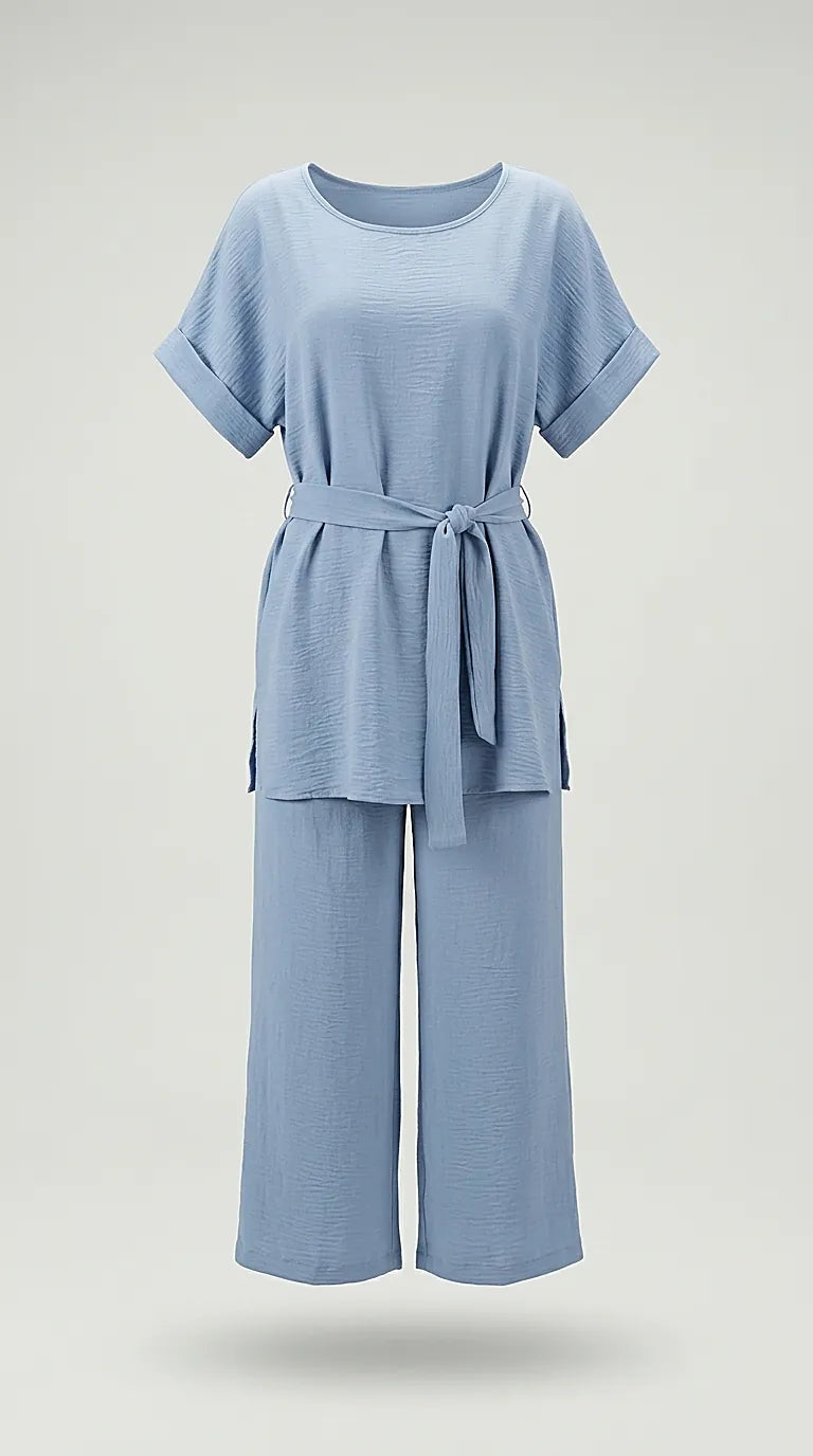 Compleu damă elegant din două piese, culoare baby blue, cu bluză lejeră cu cordon și pantaloni culoți din material creponat