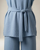 Compleu damă elegant din două piese, culoare baby blue, cu bluză lejeră cu cordon și pantaloni culoți din material creponat