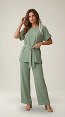Compleu damă elegant din două piese, culoare verde salvie, cu bluză lejeră și pantaloni palazzo, ideal pentru ținute casual și de ocazie