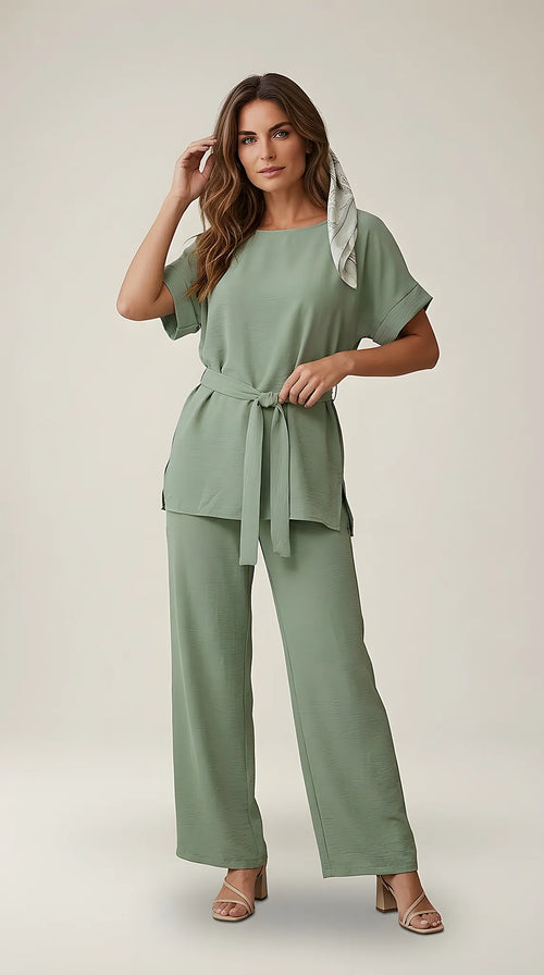 Compleu damă elegant din două piese, culoare verde salvie, cu bluză lejeră și pantaloni palazzo, ideal pentru ținute casual și de ocazie