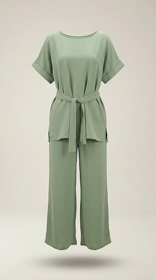 Compleu damă elegant din două piese, culoare verde salvie, cu bluză lejeră și pantaloni palazzo, ideal pentru ținute casual și de ocazie