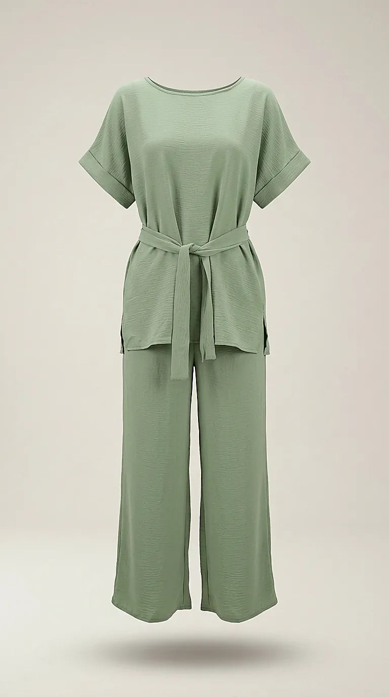 Compleu damă elegant din două piese, culoare verde salvie, cu bluză lejeră și pantaloni palazzo, ideal pentru ținute casual și de ocazie