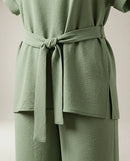 Compleu damă elegant din două piese, culoare verde salvie, cu bluză lejeră și pantaloni palazzo, ideal pentru ținute casual și de ocazie