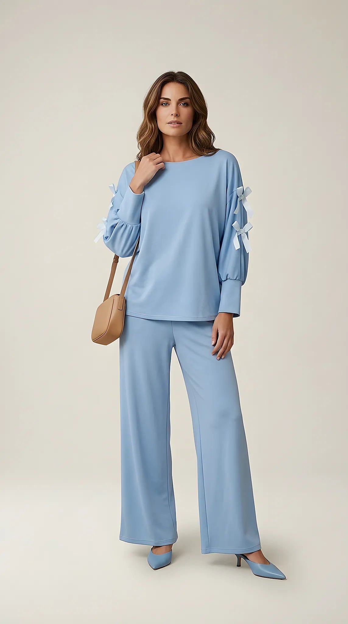 Compleu de damă albastru ciel din două piese, cu pantaloni largi și bluză cu mâneci lungi și fundițe decorative pe umeri, stil casual-elegant