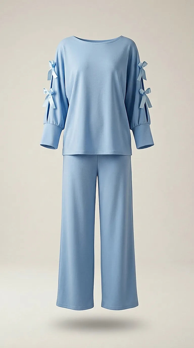 Compleu de damă albastru ciel din două piese, cu pantaloni largi și bluză cu mâneci lungi și fundițe decorative pe umeri, stil casual-elegant