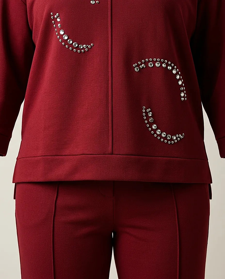 Compleu de damă casual-elegant grena cu aplicații cu strasuri, format din bluză și pantaloni cu vipușcă