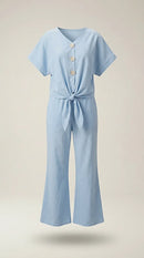 Compleu de damă din două piese baby blue, cu top cu nod în talie, nasturi decorativi și pantaloni evazați