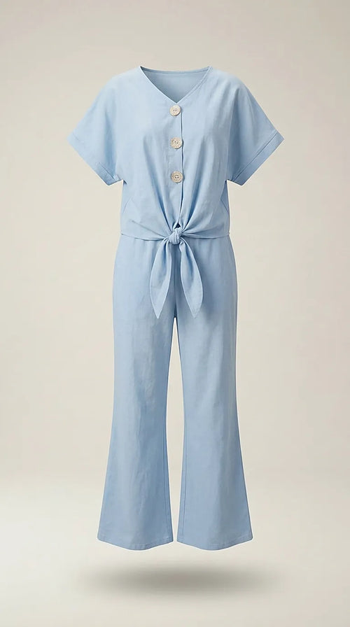 Compleu de damă din două piese baby blue, cu top cu nod în talie, nasturi decorativi și pantaloni evazați