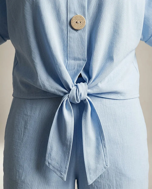 Compleu de damă din două piese baby blue, cu top cu nod în talie, nasturi decorativi și pantaloni evazați