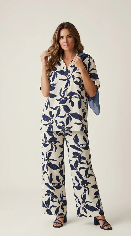 Compleu de damă două piese crem cu imprimeu botanic albastru, set cu pantaloni largi și bluză cu mânecă scurtă, ținută casual-elegantă de vară