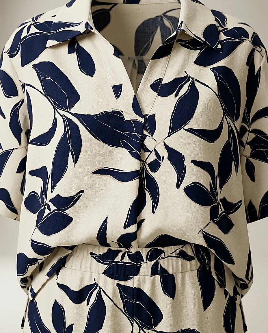 Compleu de damă două piese crem cu imprimeu botanic albastru, set cu pantaloni largi și bluză cu mânecă scurtă, ținută casual-elegantă de vară