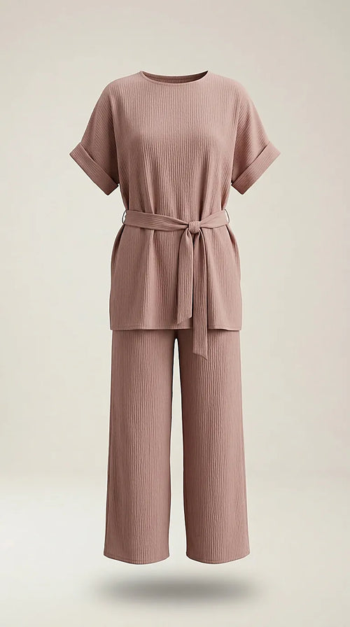 Compleu de damă elegant-casual din două piese, culoare bej-maroniu, cu bluză lejeră, mâneci scurte și pantaloni largi, cordon în talie și textură creponată