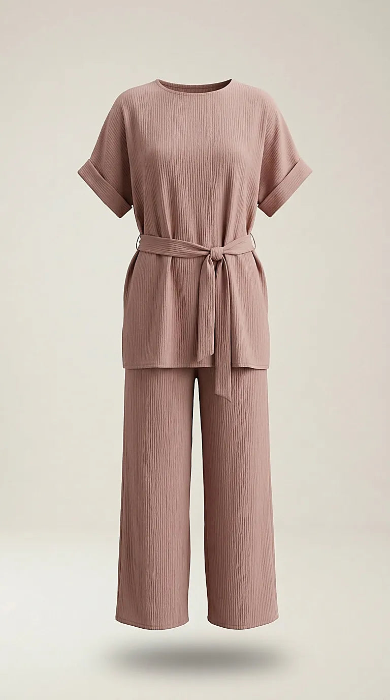Compleu de damă elegant-casual din două piese, culoare bej-maroniu, cu bluză lejeră, mâneci scurte și pantaloni largi, cordon în talie și textură creponată