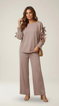 Compleu de damă elegant-casual din două piese, culoare taupe rozaliu, cu bluză cu mâneci decupate și fundițe satinate și pantaloni palazzo | Mira Style