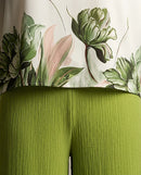 Compleu de damă elegant din două piese cu bluză cu imprimeu floral botanic și pantaloni palazzo verzi