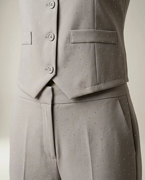 Compleu elegant damă gri din două piese cu vestă și pantaloni drepți, decorat cu strasuri discrete
