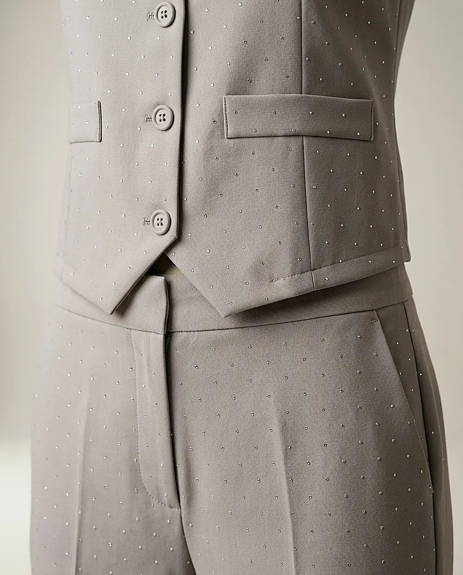 Compleu elegant damă gri din două piese cu vestă și pantaloni drepți, decorat cu strasuri discrete