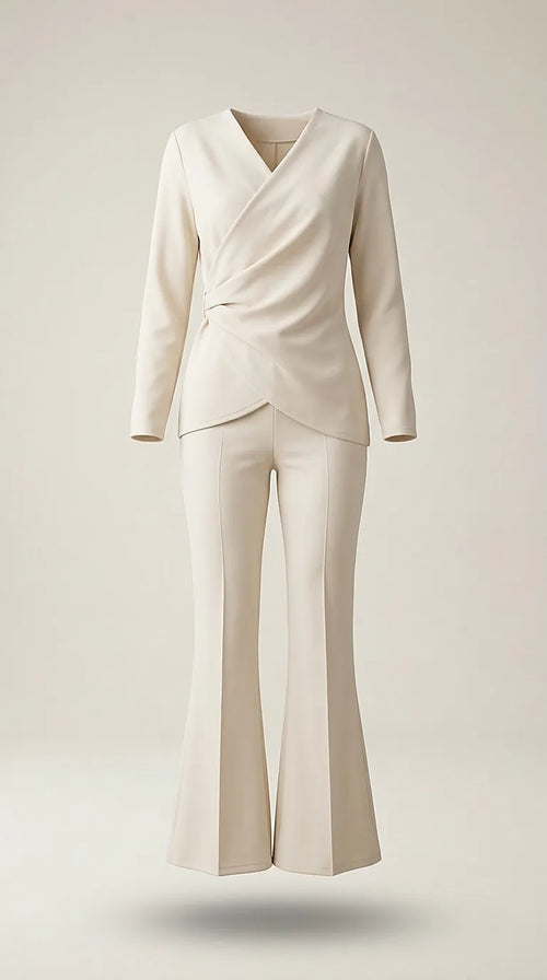 Compleu elegant de damă crem din două piese, cu bluză petrecută cu nod și pantaloni evazați, ținută office sau de ocazie