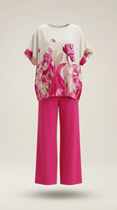 Compleu elegant de damă din două piese, cu bluză albă vaporoasă cu imprimeu floral roz și pantaloni evazați fucsia