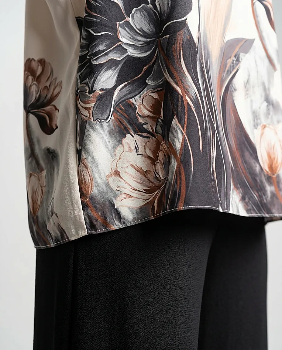 Compleu elegant de damă din două piese cu pantaloni palazzo negri și bluză ivoire cu imprimeu floral artistic