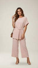 Compleu elegant de damă din două piese, culoare roz pudrat, cu top tip tunică și cordon în talie și pantaloni culottes