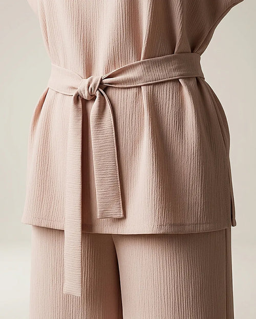 Compleu elegant de damă din două piese, culoare roz pudrat, cu top tip tunică și cordon în talie și pantaloni culottes