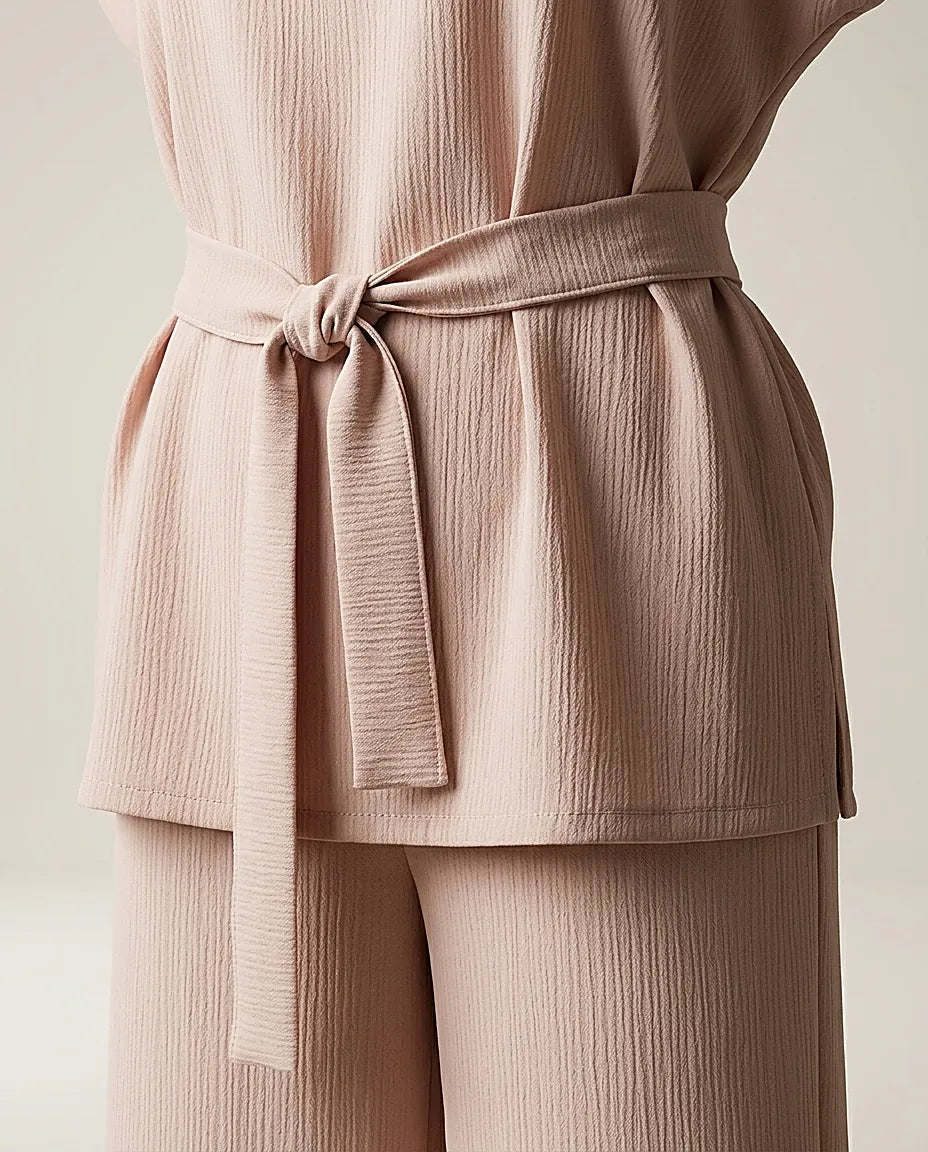 Compleu elegant de damă din două piese, culoare roz pudrat, cu top tip tunică și cordon în talie și pantaloni culottes