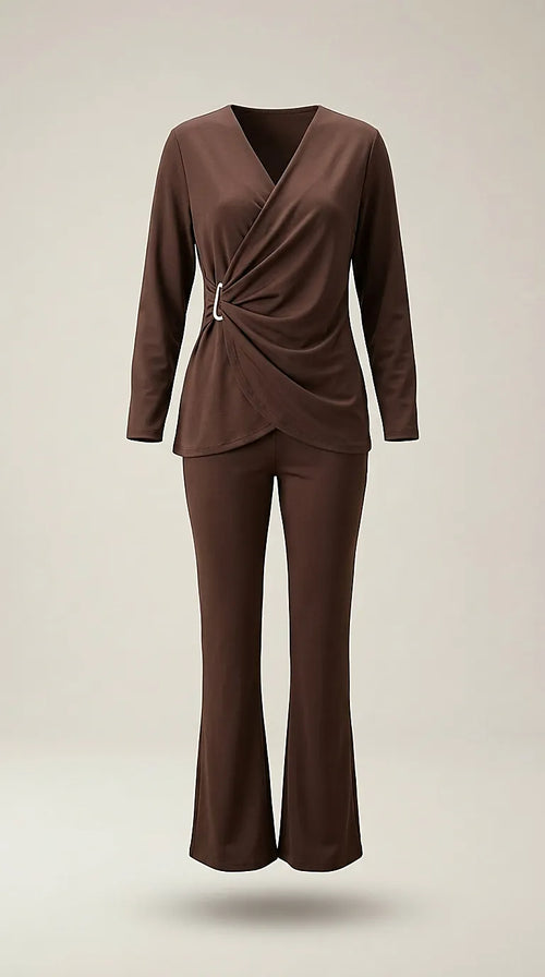 Compleu elegant de damă din două piese maro, cu bluză drapată cu cataramă decorativă și pantaloni evazați