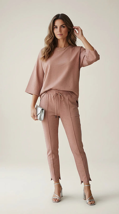 Compleu elegant de damă din două piese roz prăfuit cu inserții de pietricele strălucitoare, bluză lejeră cu mânecă 3/4 și pantaloni cu tiv asimetric